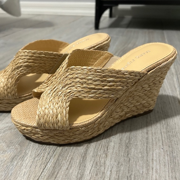 LIKE NEW! Women's Marc Fisher Straw Wedge - 6.5 - Picture 3 of 10